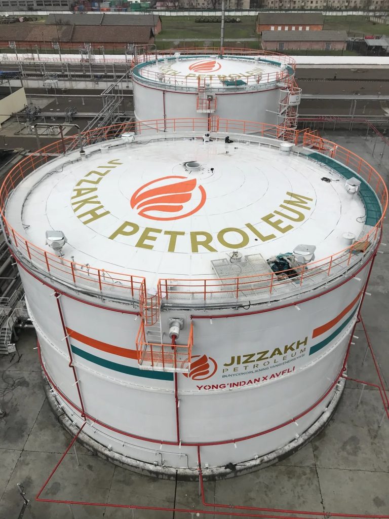 Резервуары Jizzakh Petroleum после пескоструйной очистки и антикоррозионной защиты