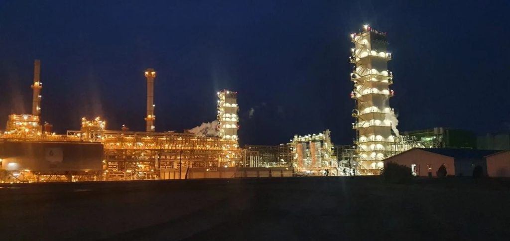 Промышленная площадка гиссарской группы месторождений ночью, Лукойл Узбекистан Оперейтинг