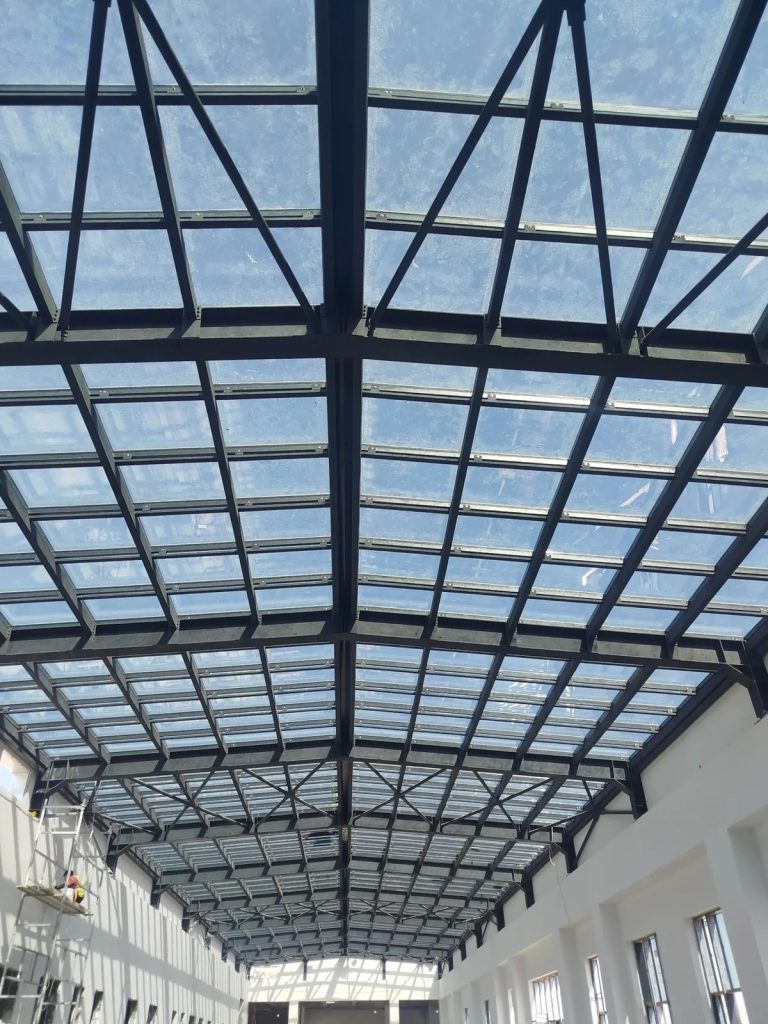 Остеклённая кровля по стальным фермам, вид снизу, Университет Нового Узбекистана