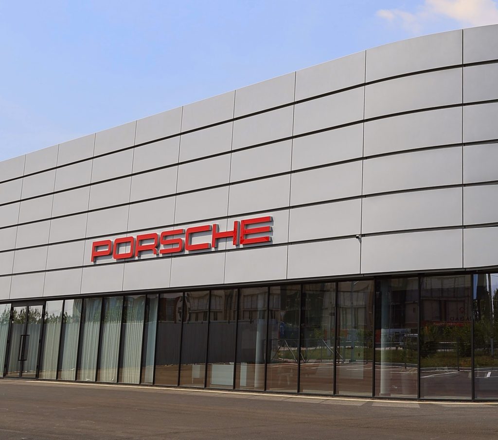 Фасад дилерского центра Porsche Centre Tashkent